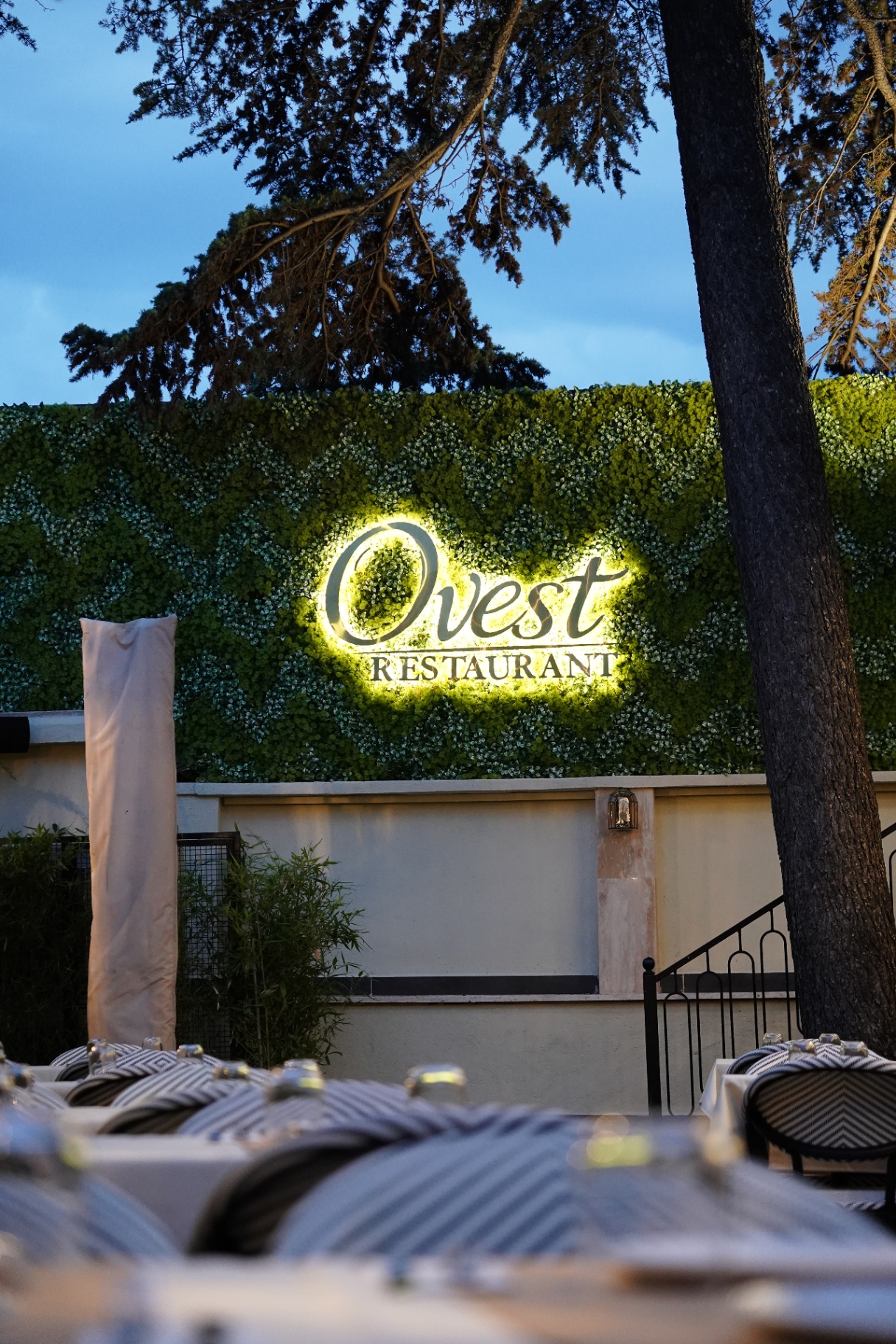 Ovest Restaurant aydınlatmalı tabela — İmera Hotel Edirne
